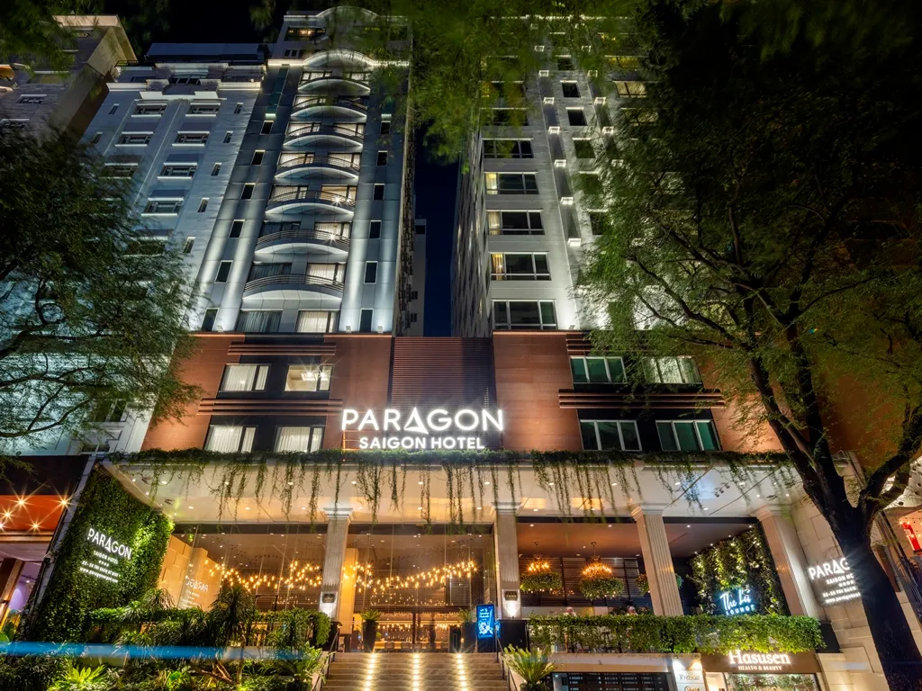 Paragon Hotel bei Nacht